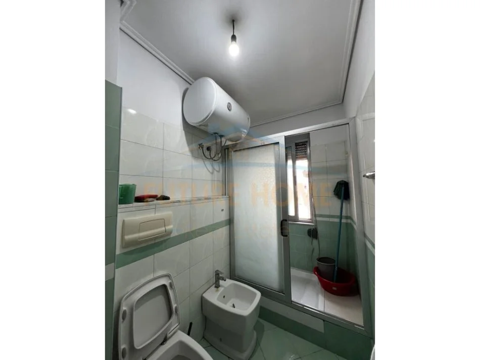 Tirane, jepet me qera apartament 2+1+Ballkon Kati 4, 107 m² 450 € (Rruga e Teleferikut ngjitut me Fiziken Berthamore)