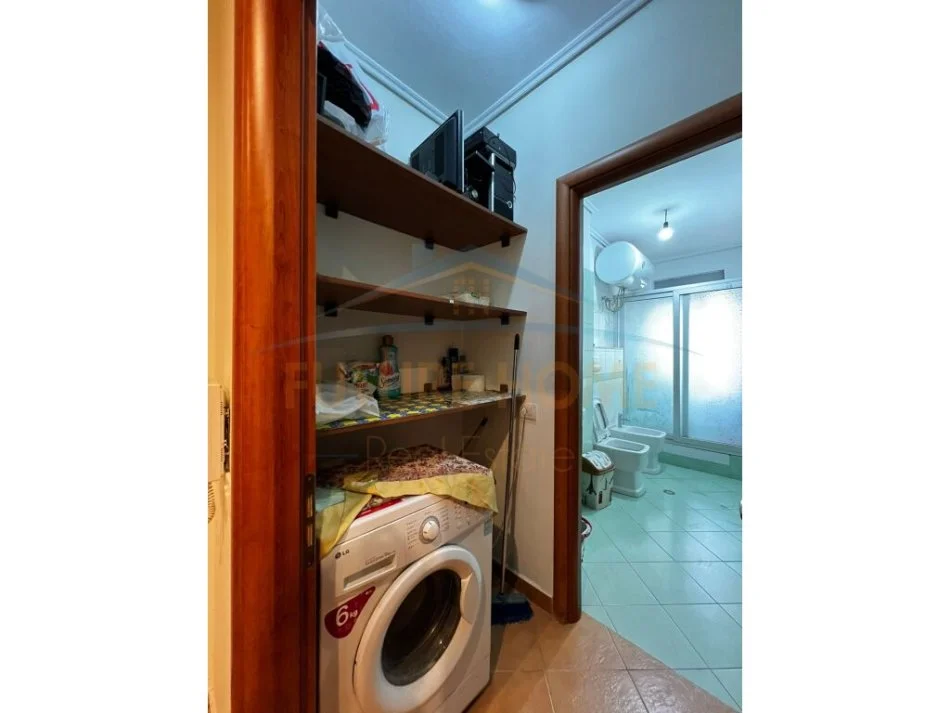 Tirane, jepet me qera apartament 2+1+Ballkon Kati 4, 107 m² 450 € (Rruga e Teleferikut ngjitut me Fiziken Berthamore)
