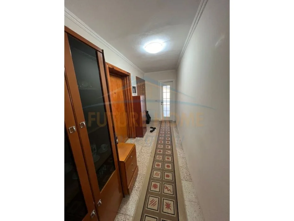 Tirane, jepet me qera garsonier 1+1 Kati 3, 74 m² 400 € (Rruga e Elbsanit)