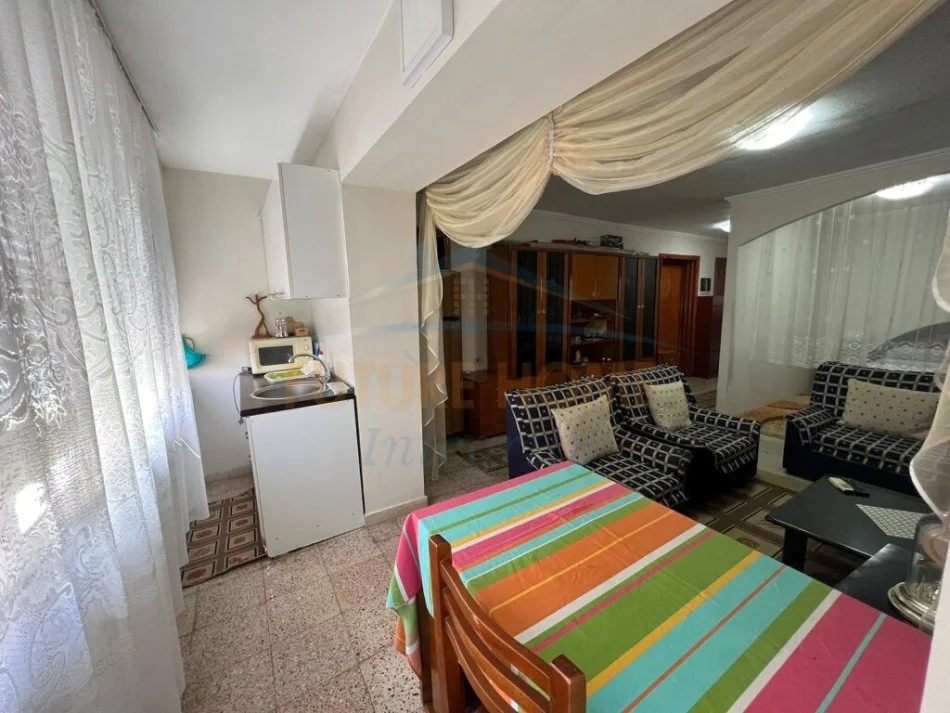 Tirane, jepet me qera garsonier 1+1 Kati 3, 74 m² 400 € (Rruga e Elbsanit)