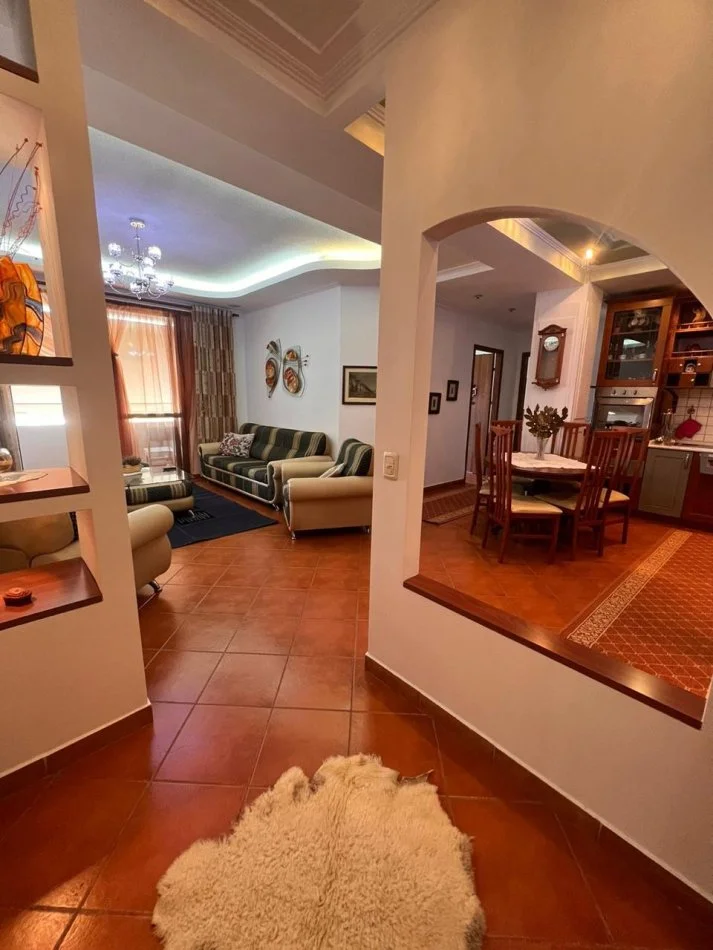 Tirane, jepet me qera apartament 2+1+Ballkon Kati 10, 120 m² 700 € (21 Dhjetori)