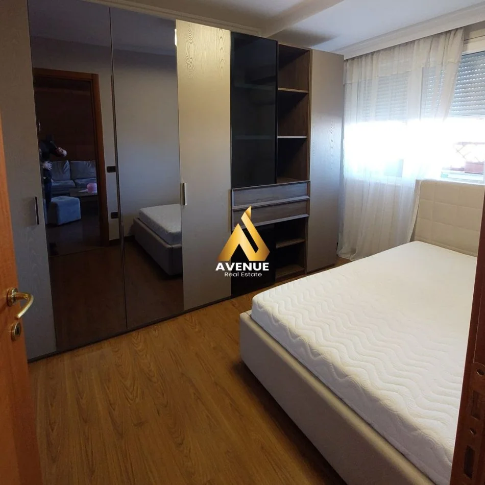 Tirane, jepet me qera apartament 3+1+Aneks+Ballkon Kati 7, 157 m² 1.100 € (Rruga Myslym Shyri)