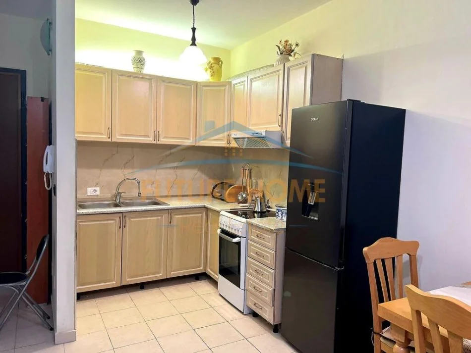Tirane, jepet me qera apartament 1+1 Kati 5, 70 m² 550 € (KOMUNA E PARISIT)
