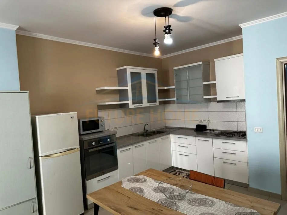 Tirane, jepet me qera apartament 2+1+Ballkon Kati 5, 98 m² 400 € (Yzberisht)