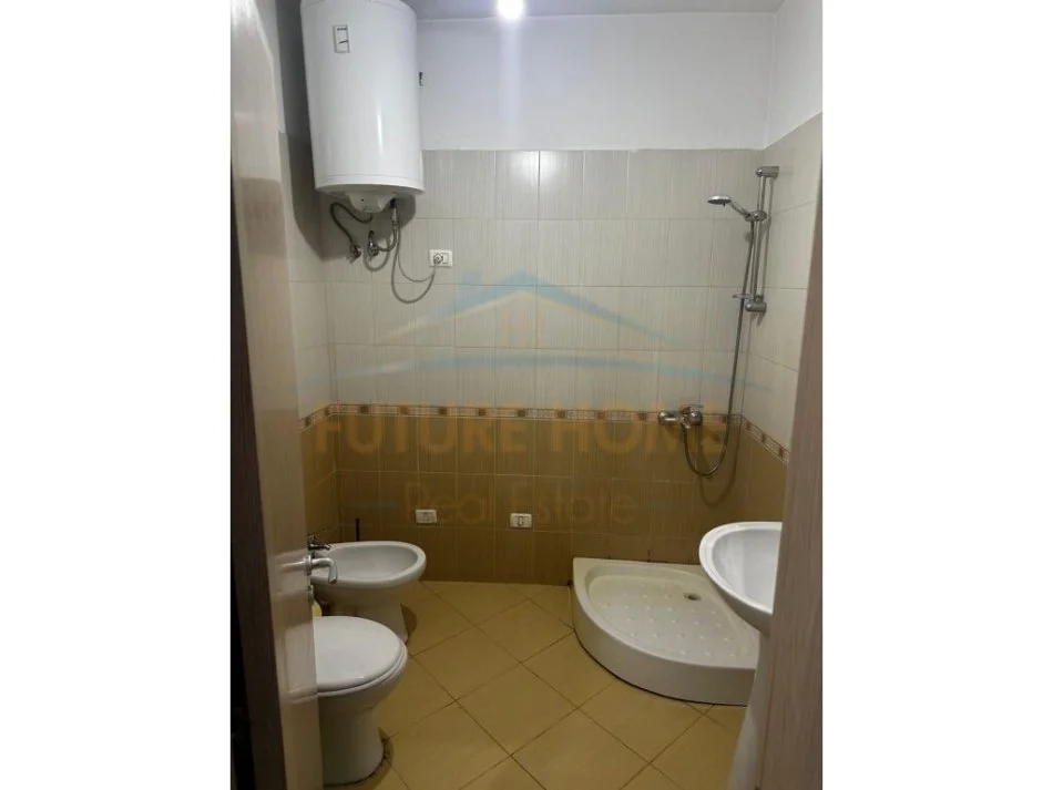 Tirane, jepet me qera apartament 2+1+Ballkon Kati 5, 98 m² 400 € (Yzberisht)