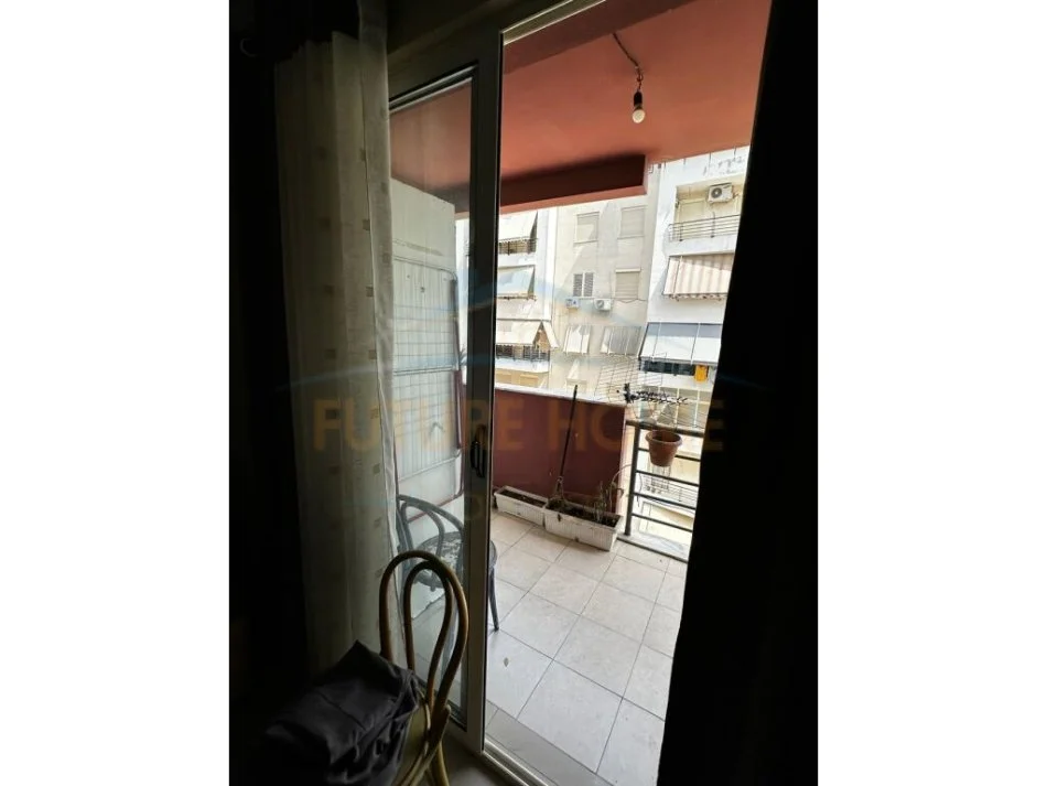 Tirane, jepet me qera apartament 2+1+Ballkon Kati 5, 98 m² 400 € (Yzberisht)
