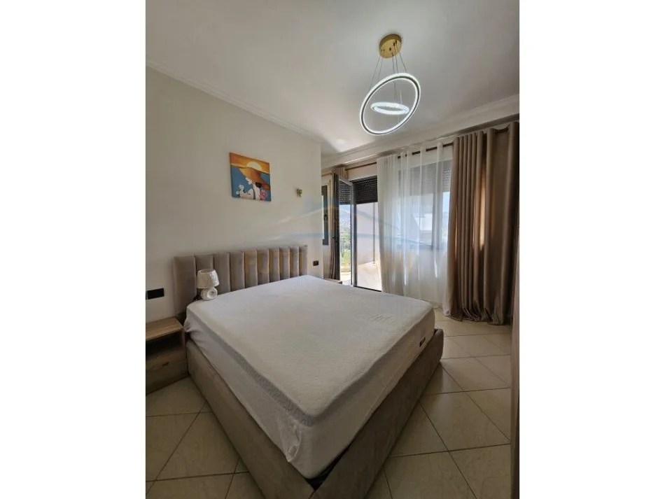 Tirane, jepet me qera apartament 1+1+Ballkon Kati 4, 70 m² 700 € (Rruga e Kosovareve)