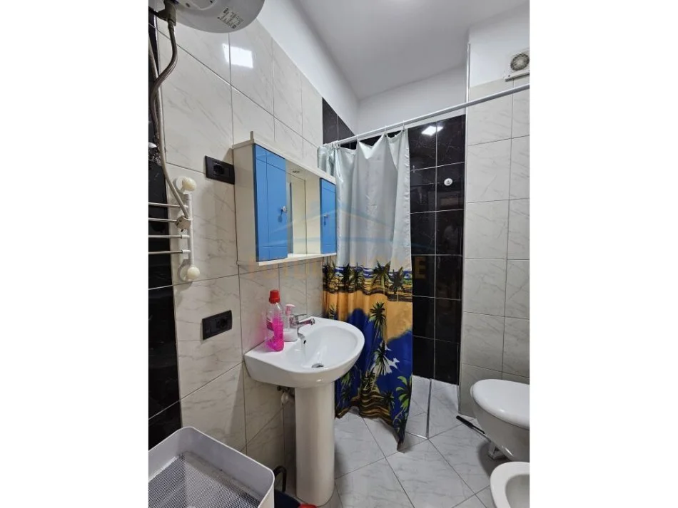 Tirane, jepet me qera apartament 1+1+Ballkon Kati 4, 70 m² 700 € (Rruga e Kosovareve)