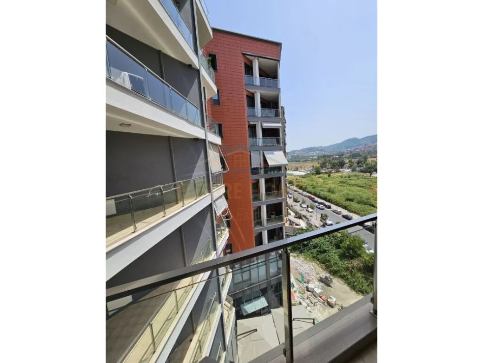 Tirane, jepet me qera apartament 1+1+Ballkon Kati 4, 70 m² 700 € (Rruga e Kosovareve)
