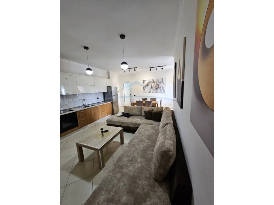 Tirane, jepet me qera apartament 1+1+Ballkon Kati 4, 70 m² 700 € (Rruga e Kosovareve)