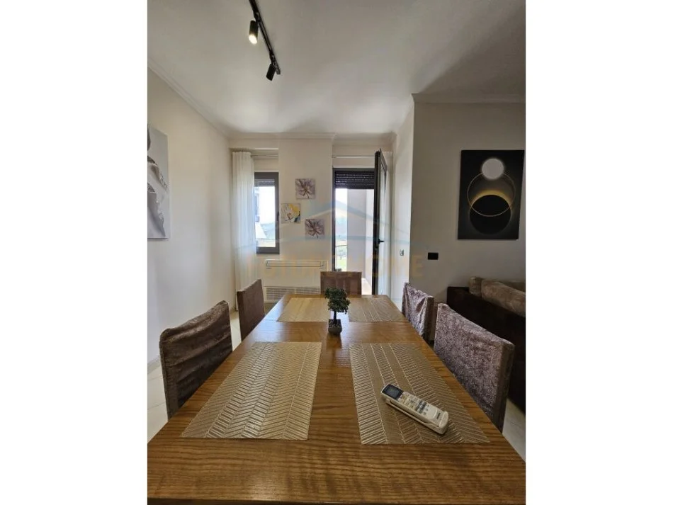 Tirane, jepet me qera apartament 1+1+Ballkon Kati 4, 70 m² 700 € (Rruga e Kosovareve)