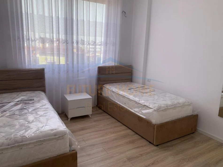 Durres, jepet me qera apartament 3+1 Kati 3, 150 m² 500 € (galaktiku durres)