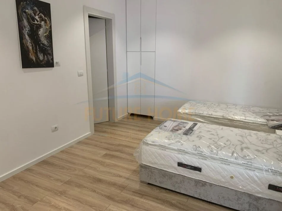 Durres, jepet me qera apartament 3+1 Kati 3, 150 m² 500 € (galaktiku durres)