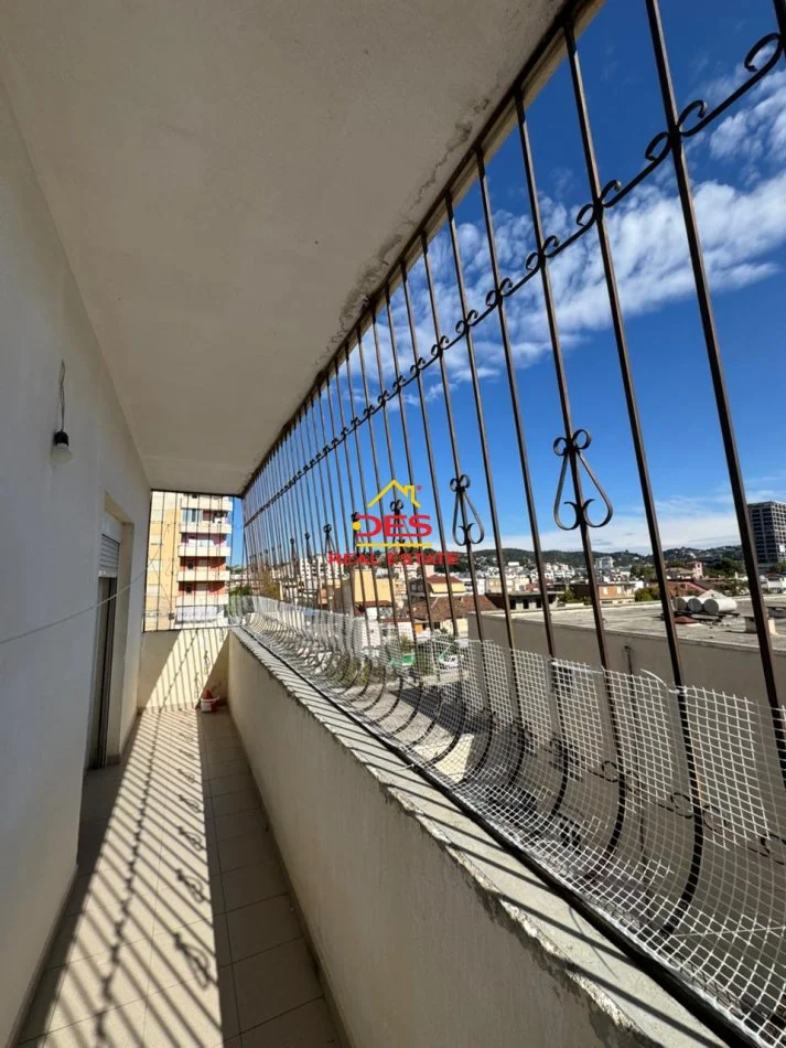 Vlore, jepet me qera apartament 1+1+Ballkon Kati 5, 80 m² 180 € (Rruga Lef Sallata)