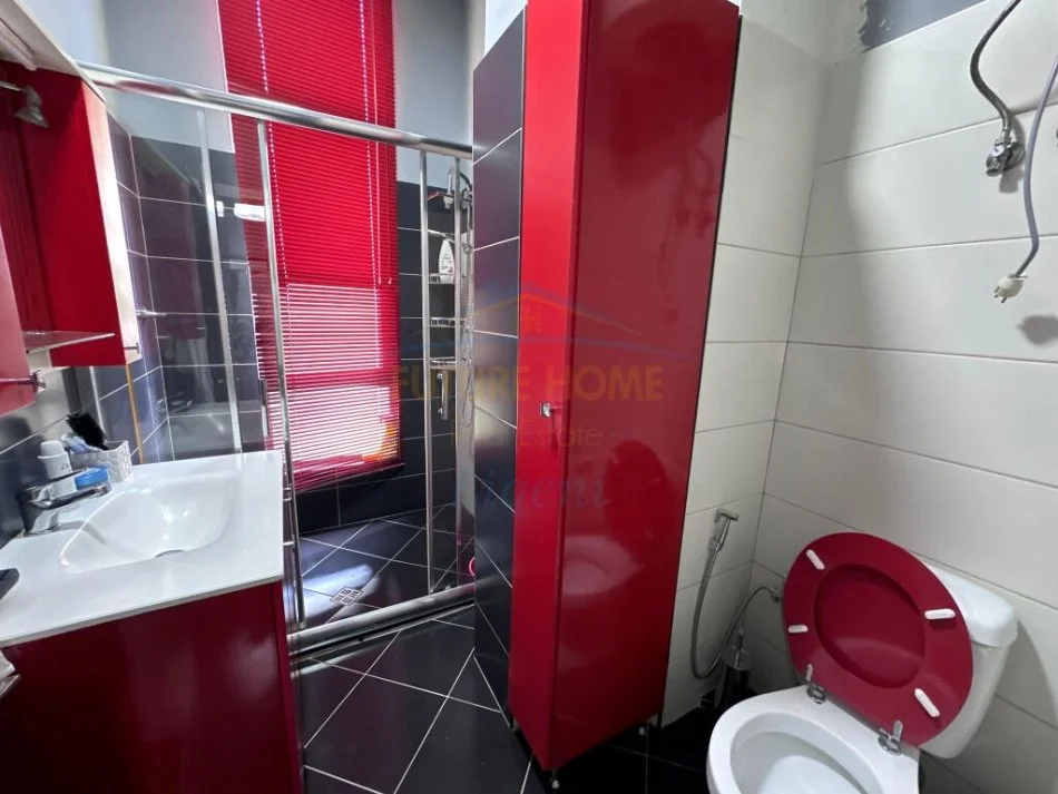 Tirane, jepet me qera apartament 2+1 Kati 3, 105 m² 700 € (Liqeni Thate)