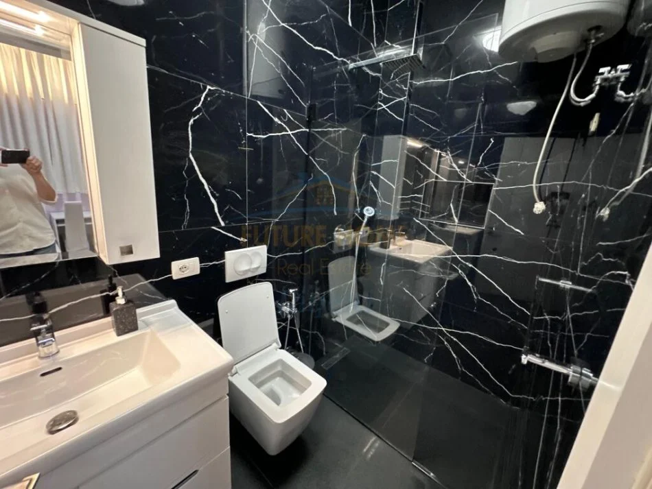 Tirane, jepet me qera apartament 2+1 Kati 3, 105 m² 700 € (Liqeni Thate)