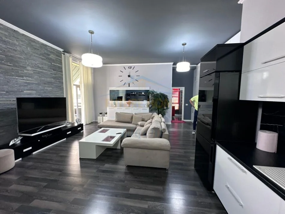 Tirane, jepet me qera apartament 2+1 Kati 3, 105 m² 700 € (Liqeni Thate)