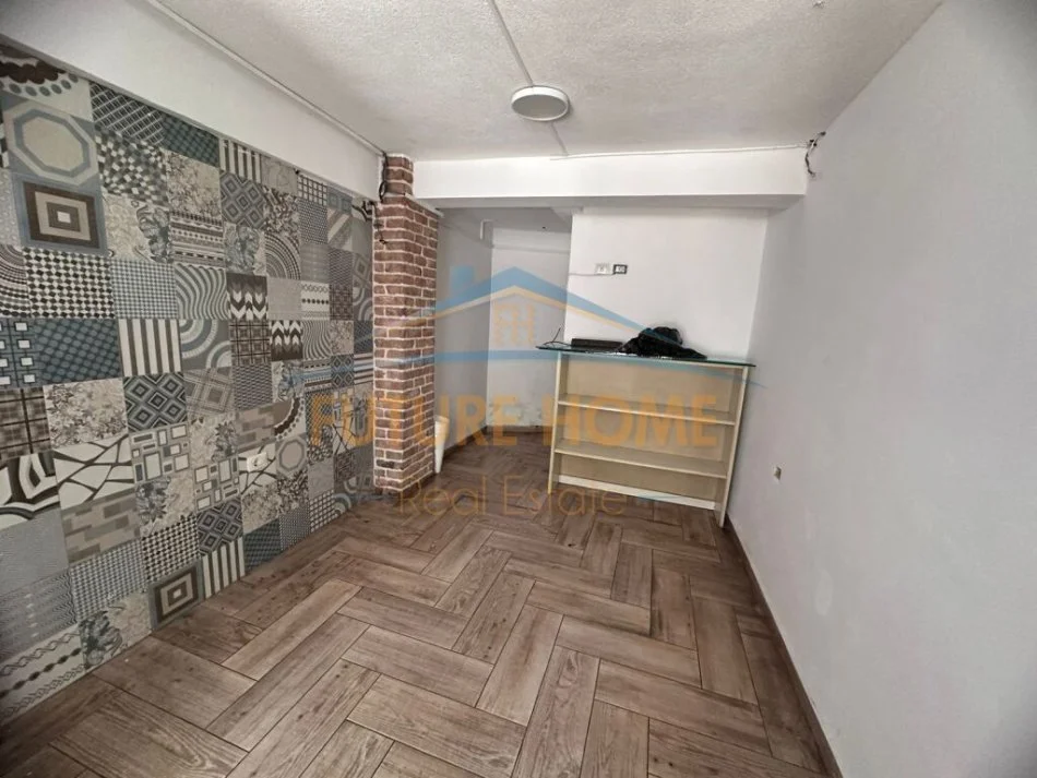 Tirane, jepet me qera dyqan Kati 0, 40 m² 600 € (Rruga e Durresit)