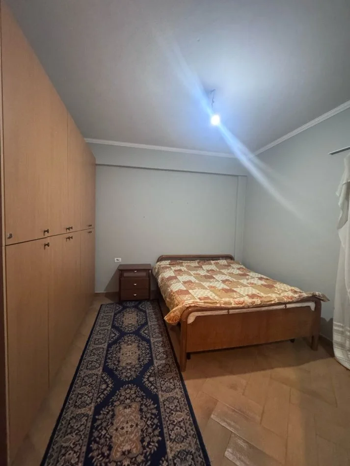Tirane, jepet me qera apartament 2+1+Ballkon Kati 2, 85 m² 350 € (rruga Marie Kraja)
