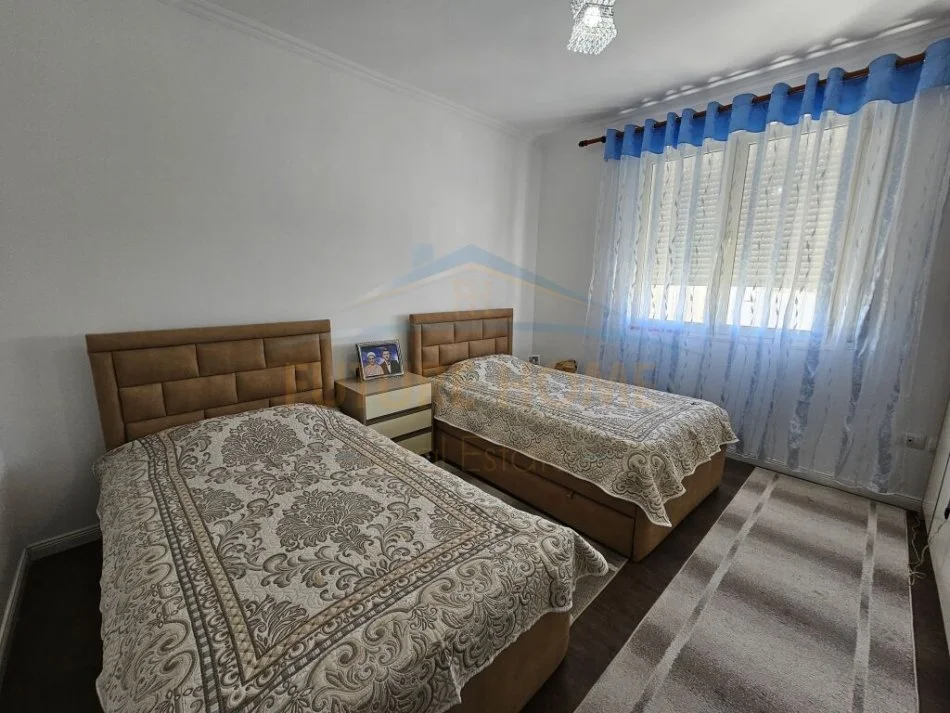 Durres, shitet apartament 2+1 Kati 4, 113 m² 320.000 € (Rruga Portit, Durres)