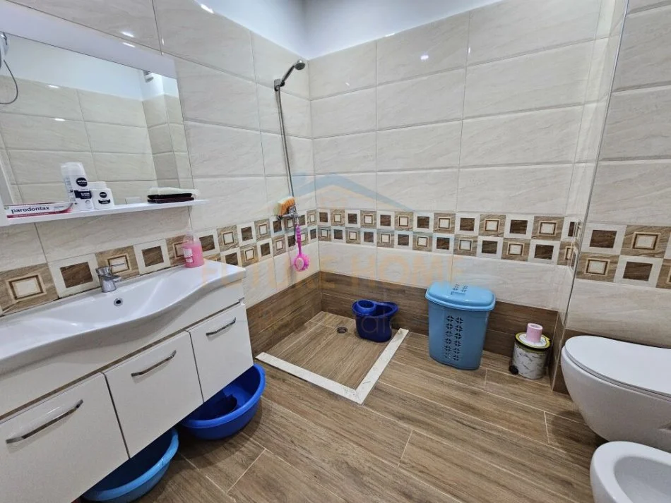 Durres, shitet apartament 2+1 Kati 4, 113 m² 320.000 € (Rruga Portit, Durres)