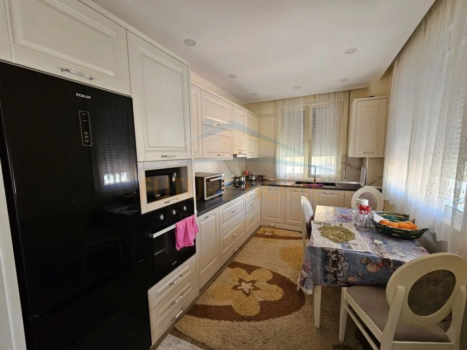 Durres, shitet apartament 2+1 Kati 4, 113 m² 320.000 € (Rruga Portit, Durres)