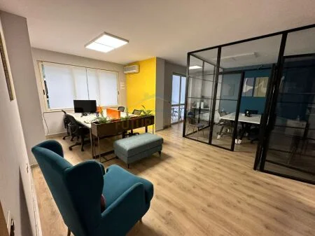 Tirane, jepet me qera ambjent biznesi Kati 5, 140 m² 2.500 € (Rruga Brigada e VIII, Bllok, Tirane, AREA42270)
