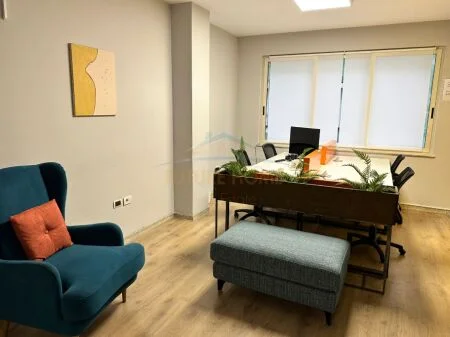 Tirane, jepet me qera ambjent biznesi Kati 5, 140 m² 2.500 € (Rruga Brigada e VIII, Bllok, Tirane, AREA42270)