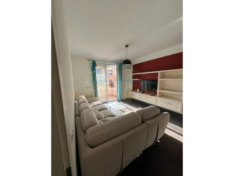 Tirane, jepet me qera apartament 2+1 Kati 2, 103 m² 650 € (KOMUNA E PARISIT)