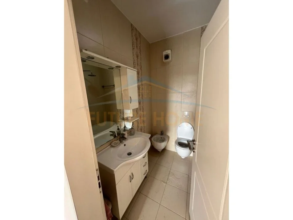 Tirane, jepet me qera apartament 2+1 Kati 2, 103 m² 650 € (KOMUNA E PARISIT)