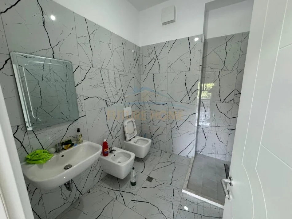 Tirane, jepet me qera apartament 2+1 Kati 1, 120 m² 800 € (Ali Demi)