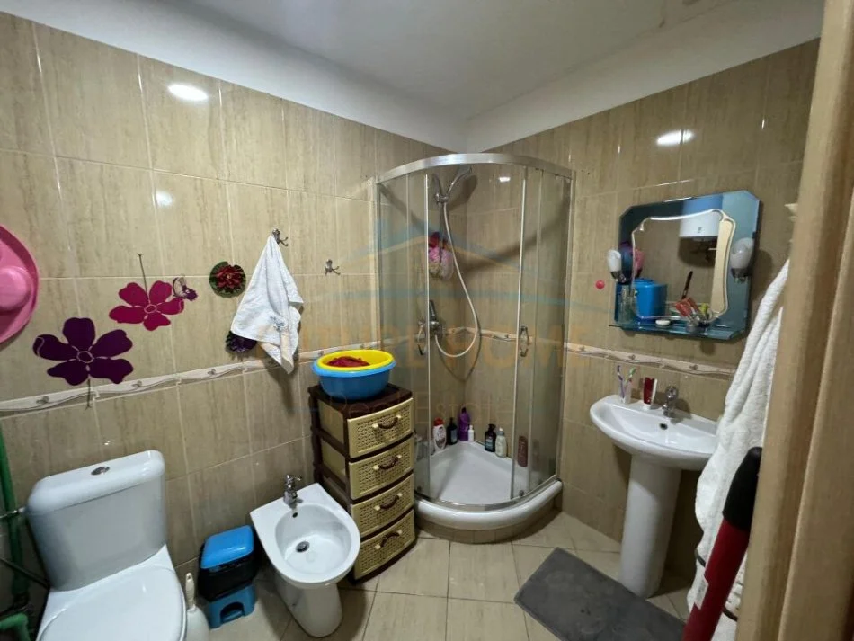 Tirane, shitet apartament 1+1 Kati 3, 80 m² 90.000 € (YZBERISHT)