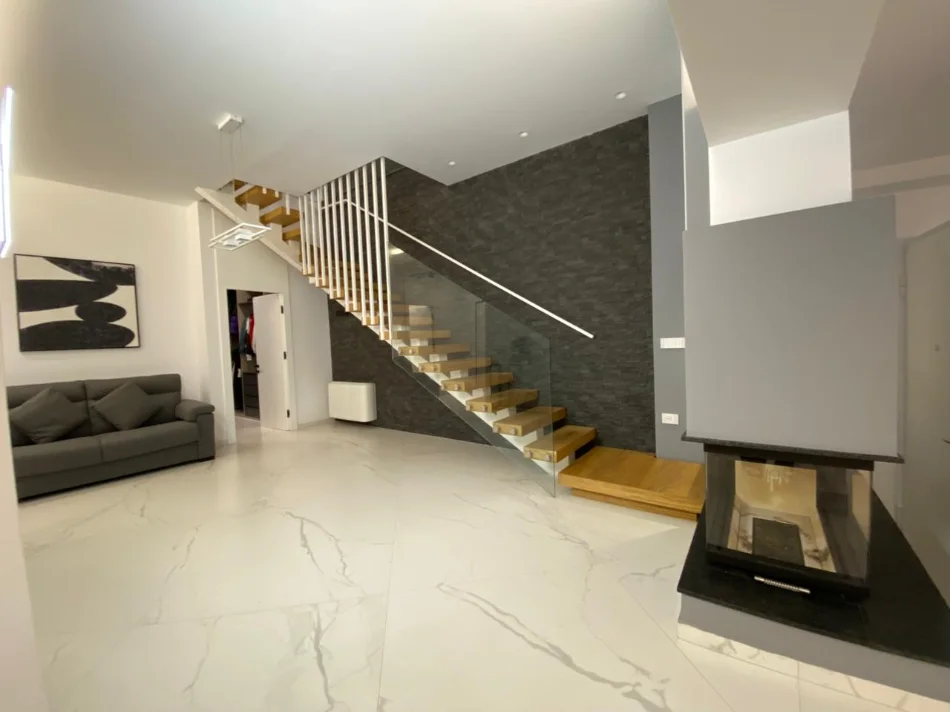 Tirane, shitet triplex 4+1+3+4 Poste Parkimi,  Kati 0, 309 m² 700.000 € (liqeni i thate)