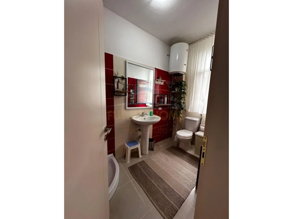 Tirane, jepet me qera apartament 2+1+Ballkon Kati 2, 96 m² 800 € (Liqeni i Thate)