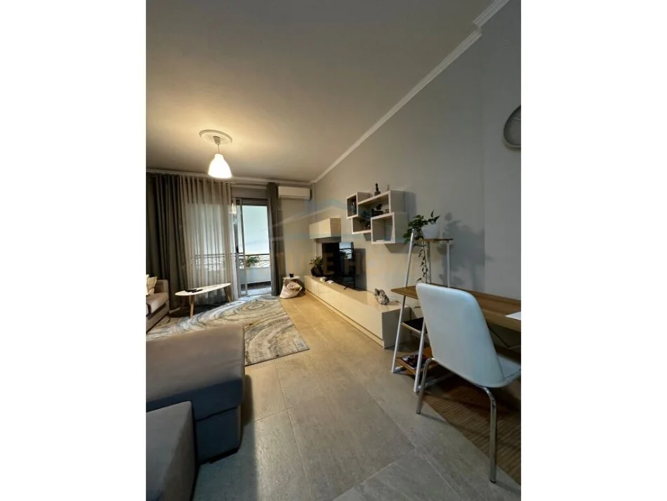 Tirane, jepet me qera apartament 2+1 Kati 2, 96 m² 800 € 