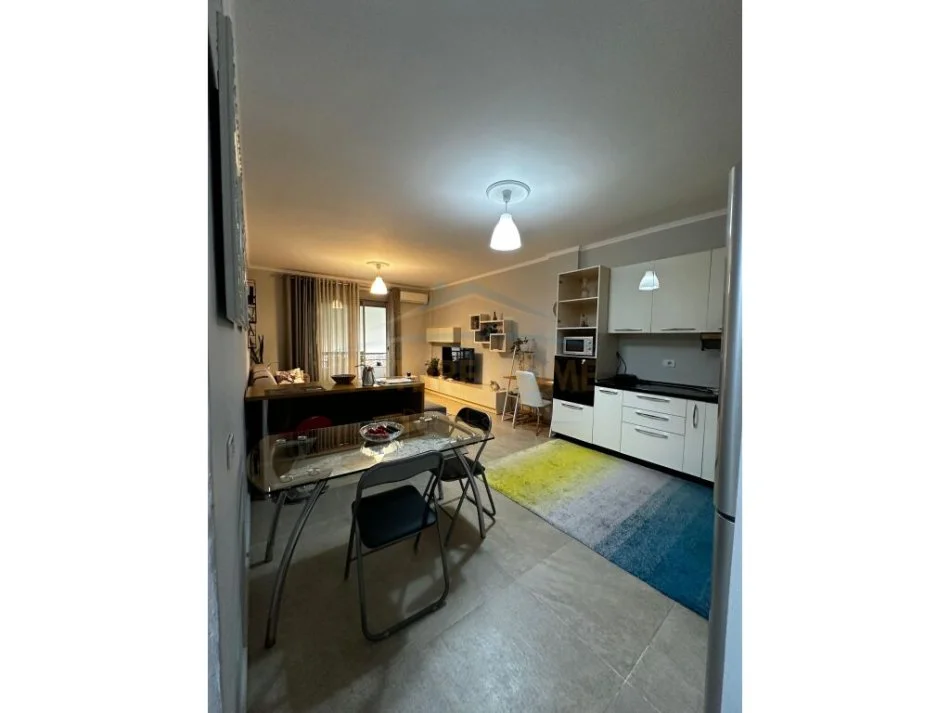 Tirane, jepet me qera apartament 2+1+Ballkon Kati 2, 96 m² 800 € (Liqeni i Thate)