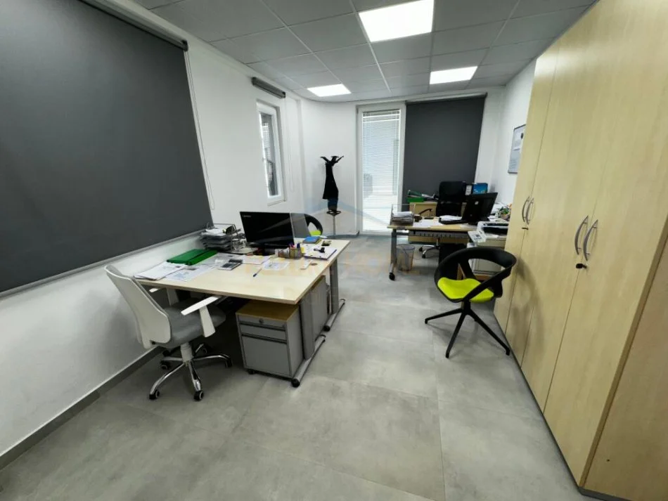 Tirane, shitet apartament 3+1+Ballkon , 261 m² 260.000 € (Yzberisht)