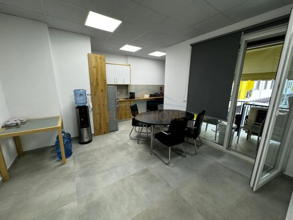 Tirane, shitet apartament 3+1+Ballkon , 261 m² 260.000 € (Yzberisht)