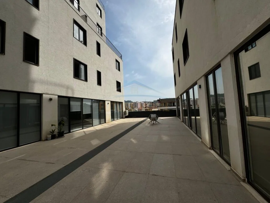 Tirane, shitet apartament 3+1+Ballkon , 261 m² 260.000 € (Yzberisht)