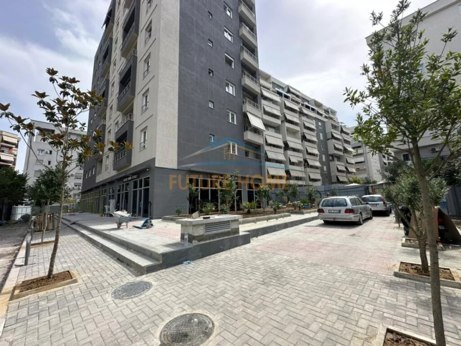 Tirane, jepet me qera apartament 2+1 Kati 3, 63 m² 600 € (Komuna e Parisit)