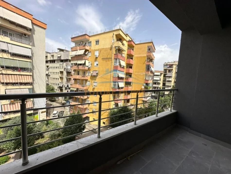 Tirane, jepet me qera apartament 2+1 Kati 3, 63 m² 600 € (Komuna e Parisit)