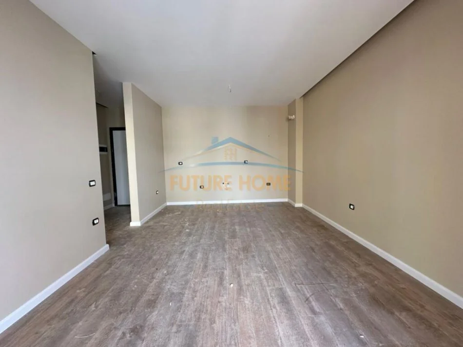 Tirane, jepet me qera apartament 2+1 Kati 3, 63 m² 600 € (Komuna e Parisit)