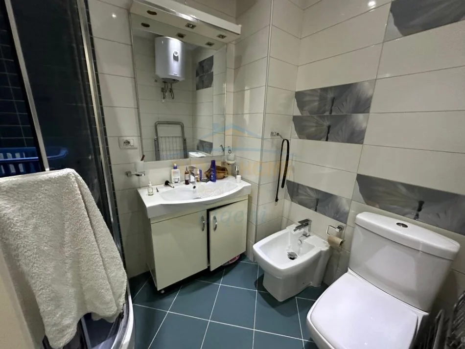 Tirane, shitet apartament 2+1 Kati 3, 90 m² 215.000 € (liqeni i thate)