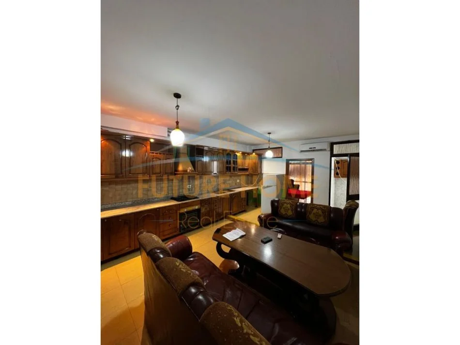 Tirane, jepet me qera apartament 2+1 Kati 4, 80 m² 600 € (RRUGA E ELBASANIT)