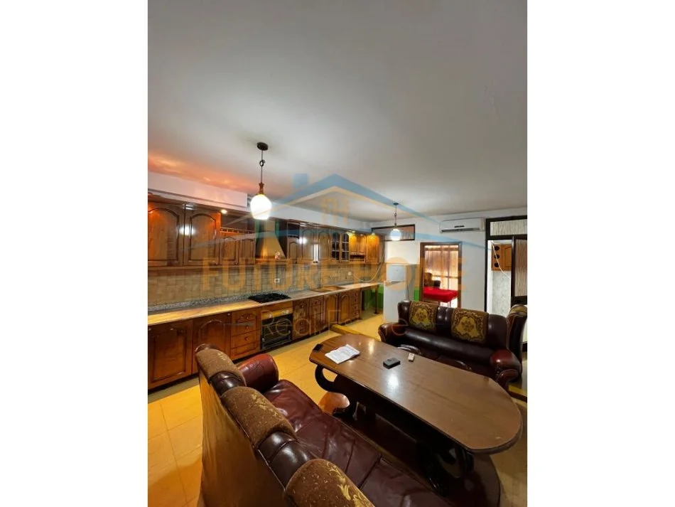 Tirane, jepet me qera apartament 2+1 Kati 4, 80 m² 600 € (RRUGA E ELBASANIT)