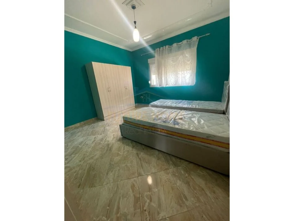 Tirane, jepet me qera shtepi 3+1 Kati 2, 180 m² 700 € (rruga don bosko)