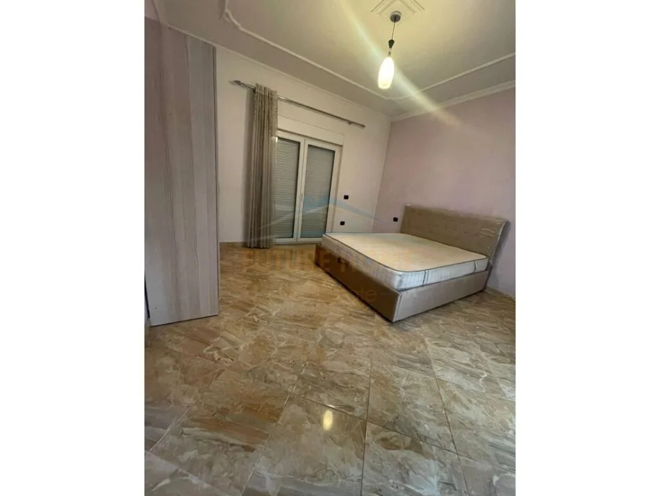Tirane, jepet me qera shtepi 3+1 Kati 2, 180 m² 700 € (rruga don bosko)