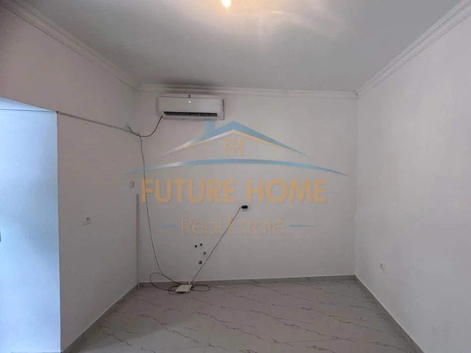 Tirane, jepet me qera ambjent biznesi Kati 0, 27 m² 300 € (Rruga e Durresit)