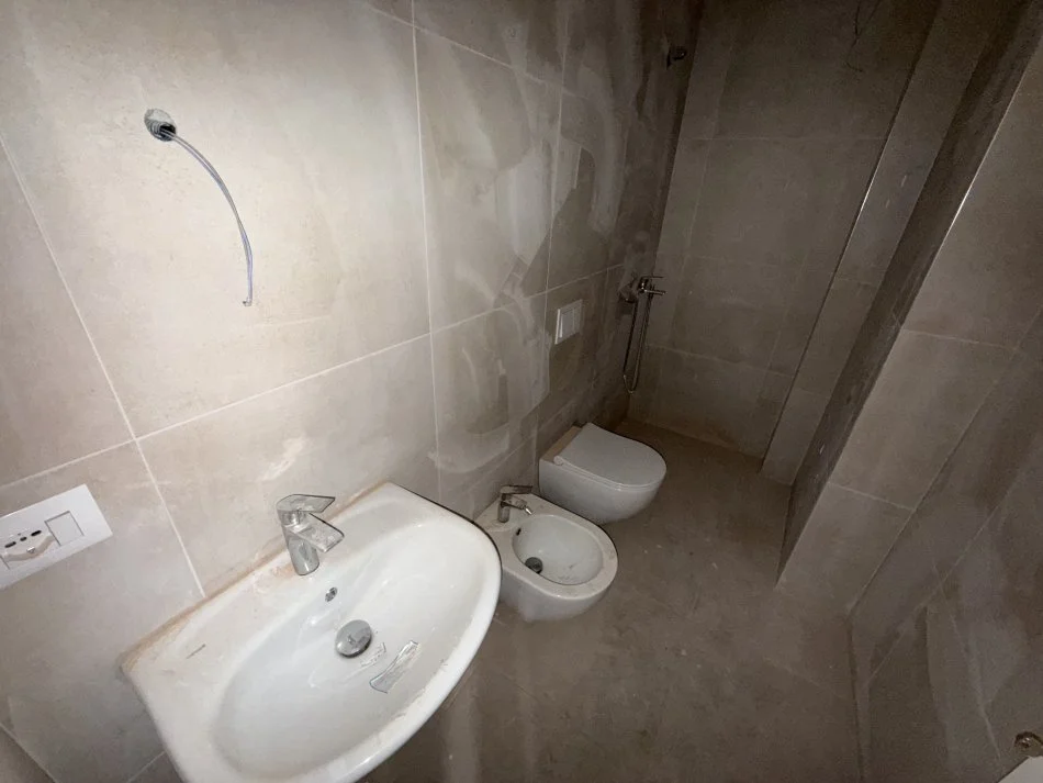 Tirane, jepet me qera zyre Kati 4, 117 m² 1.300 € (Tirana Garden Building)