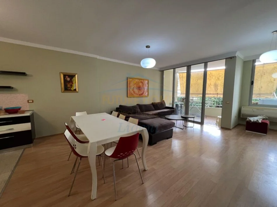 Tirane, jepet me qera apartament 1+1+Ballkon Kati 1, 142 m² 500 € (Liqeni i Thate)